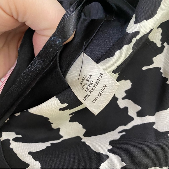 White House Black Market- sleeveless V-neck- Size 8 - Picture 5 of 5